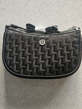 LULULEMON CITY ESSENTIALS MINI SHOULDER L. MOMONGRAM